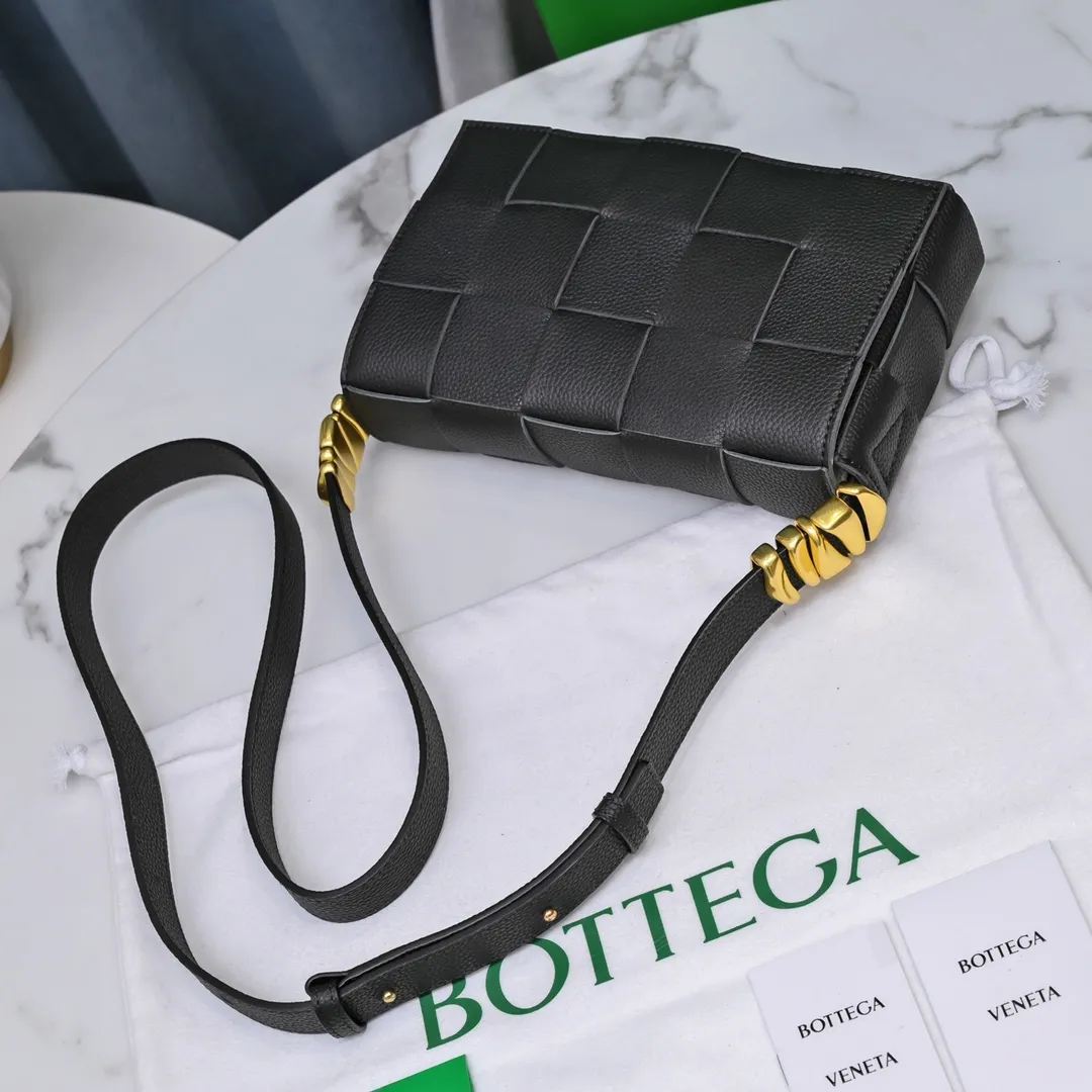 The new CASSETTE has a new version. Metal accessories. This is a popular item. The leather surface is replaced by pebbled cowhide that is more wear-resistant and durable. The inner leather is still made of soft lambskin. What is even more unique is that highly designed metal accessories are added to both sides of the shoulder strap. The metal on both sides is deliberately loosened, making a pleasant "ding" sound during use. The ultra-detailed design is perfect! Size 23x15x5.5 Model 6687#